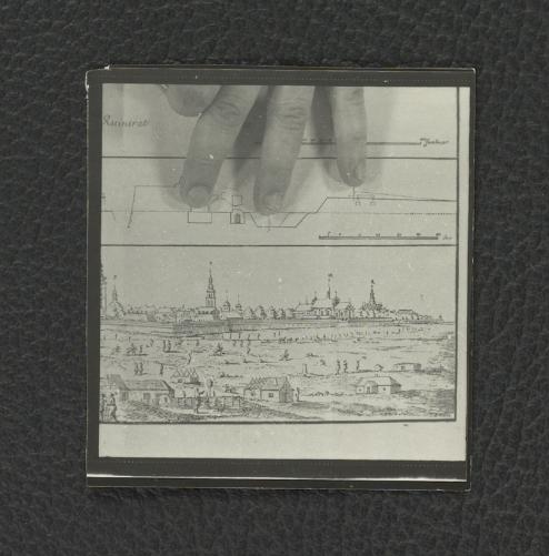 3 fotografie czarno-białe przedstawiające fragment rysunku panoramy Zamościa, skan 3