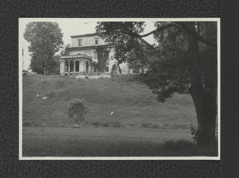 fotografia czarno-biała przedstawiająca fragment elewacji miejscowego pałacu z widocznym tarasem balkonowym, skan 2