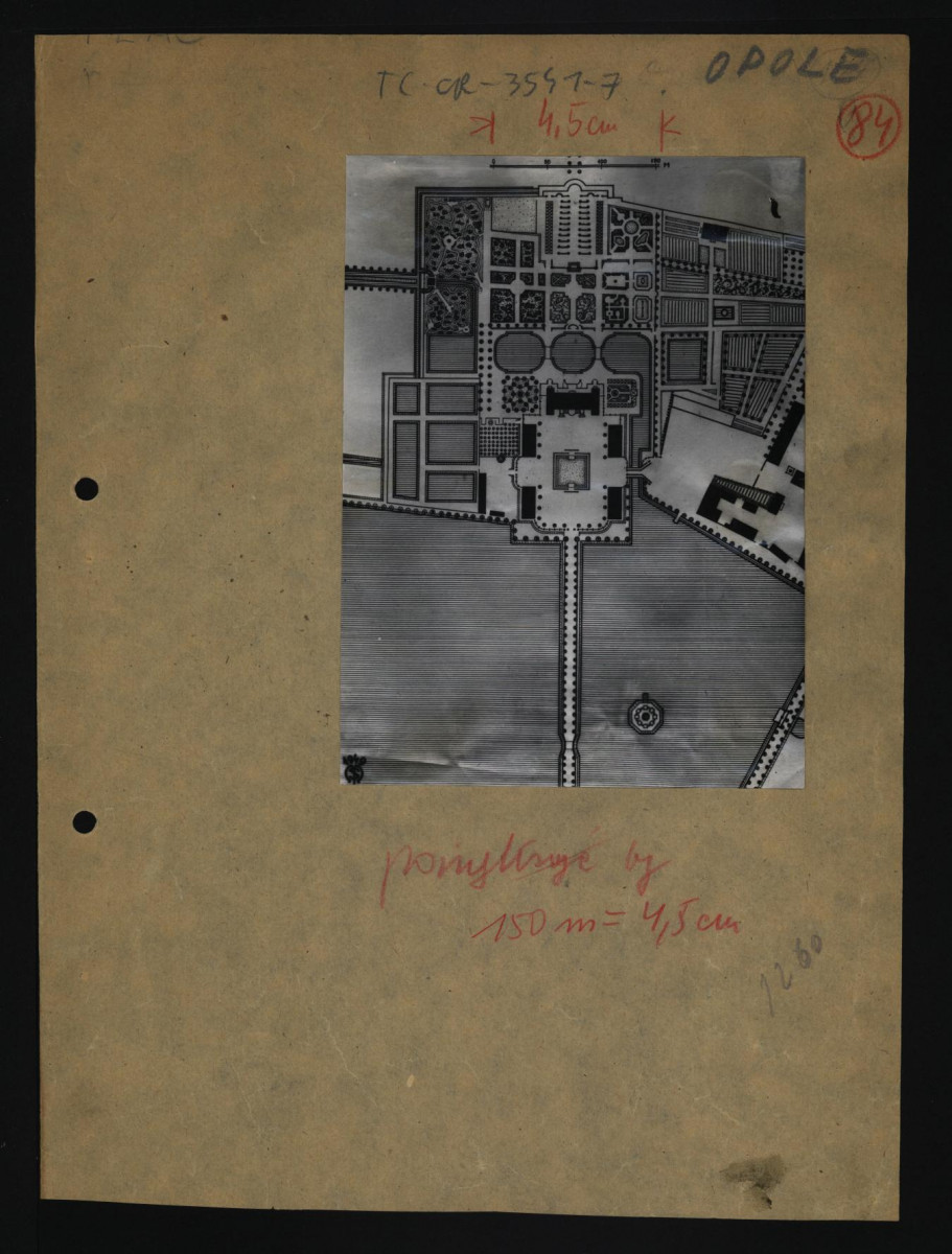 4 fotografie czarno-białe przedstawiające plan założenia pałacowo-parkowego zawarty w Ciołek G., Ogrody polskie, Warszawa 1954, skan 3