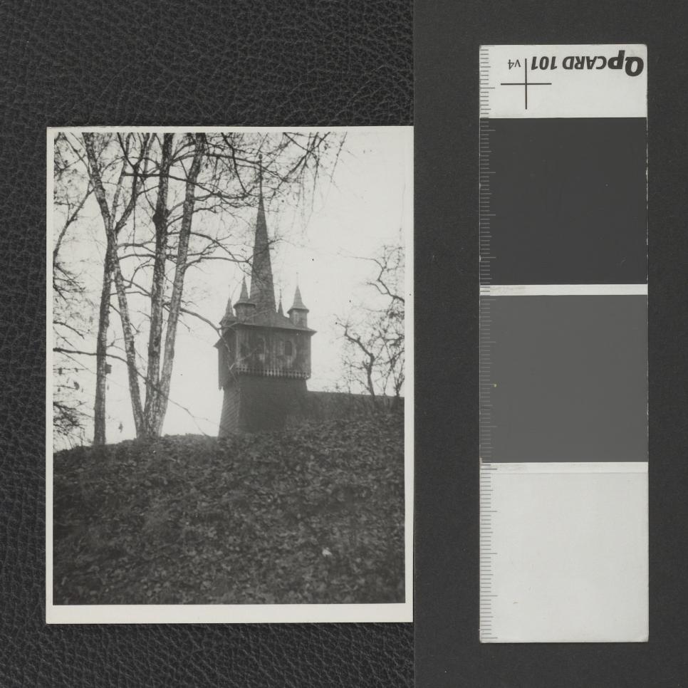 fotografia czarno-biała, luzem, przedstawia wieżę kościoła drewnianego w Orawce, skan 1