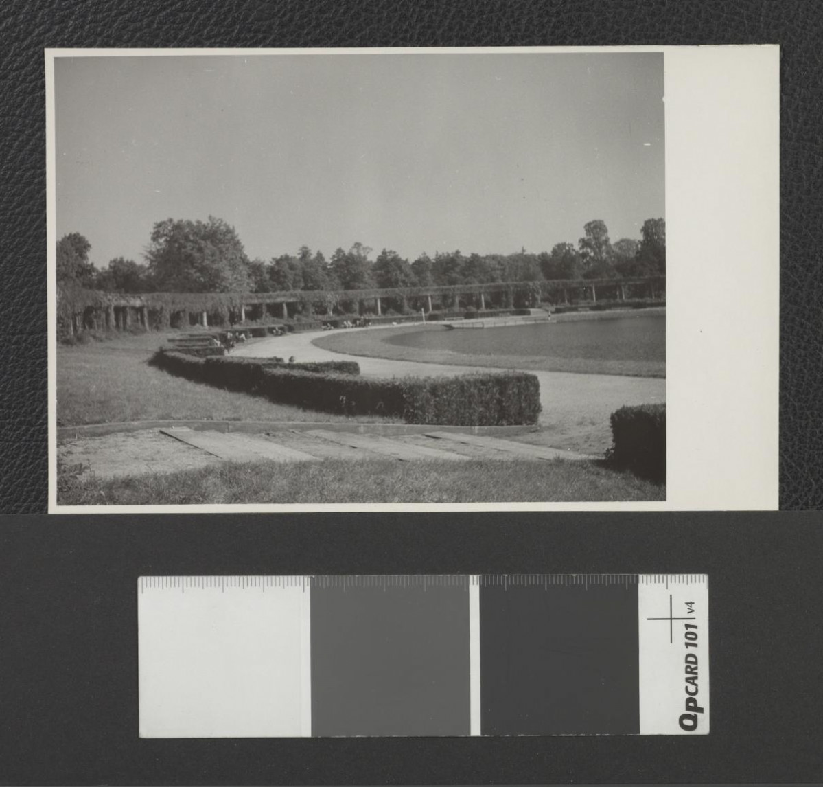 pergola na terenie jednego z wrocławskich parków , skan 1