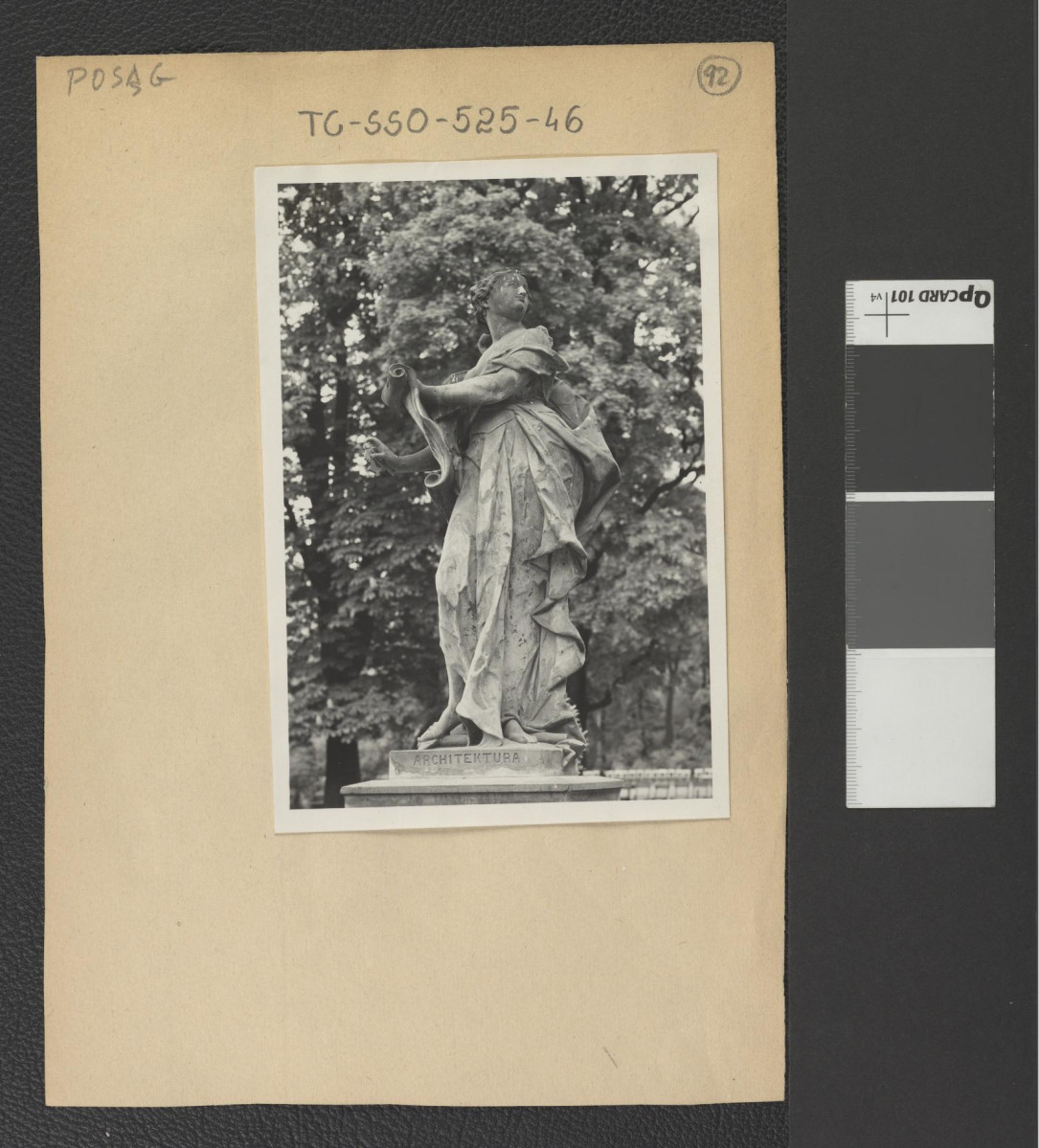 rzeźba figuratywna ukazująca Architekturę na terenie warszawskiego Ogrodu Saskiego , skan 1