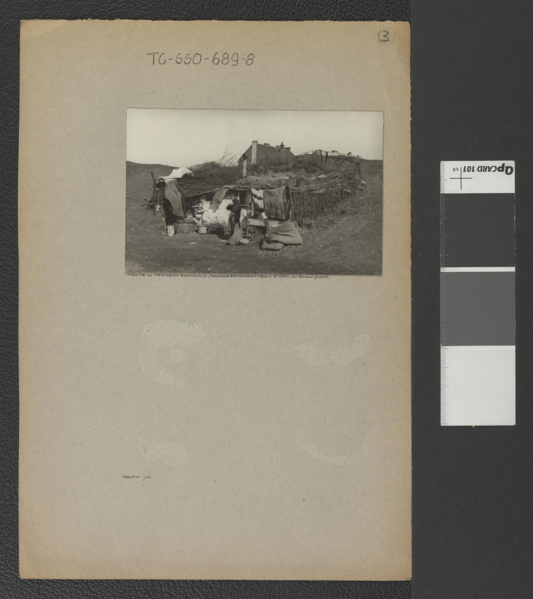 fotografia czarno-biała, przedstawia: <„Kraków za Cmentarzem Rakowickim. Mieszkania bezdomnych”. Zdjęcie z IV 1933 r. inż. Bernard Glaser>, skan 1