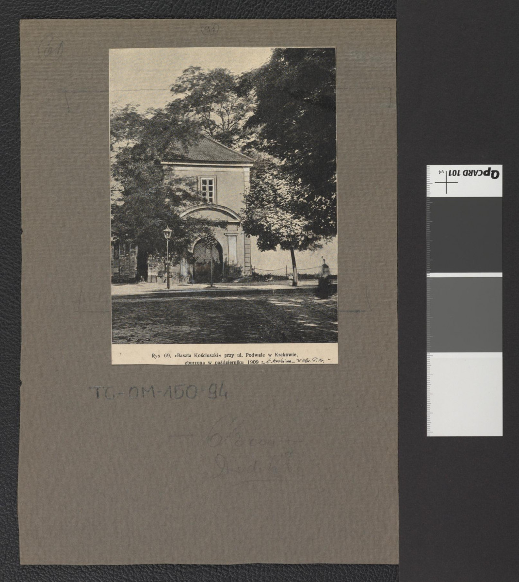 wycinek zawierający reprodukcję fotografii czarno-białej; przedstawia tzw. Basztę Kościuszki przy ul. Podwale, zburzonej w październiku 1909 r., skan 1