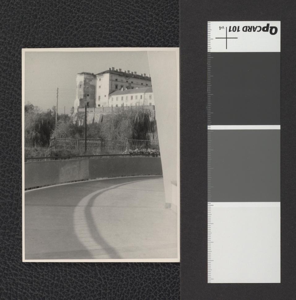 widok na fragment pozostałości zamku wysadzonego przez Szwedów, skan 1