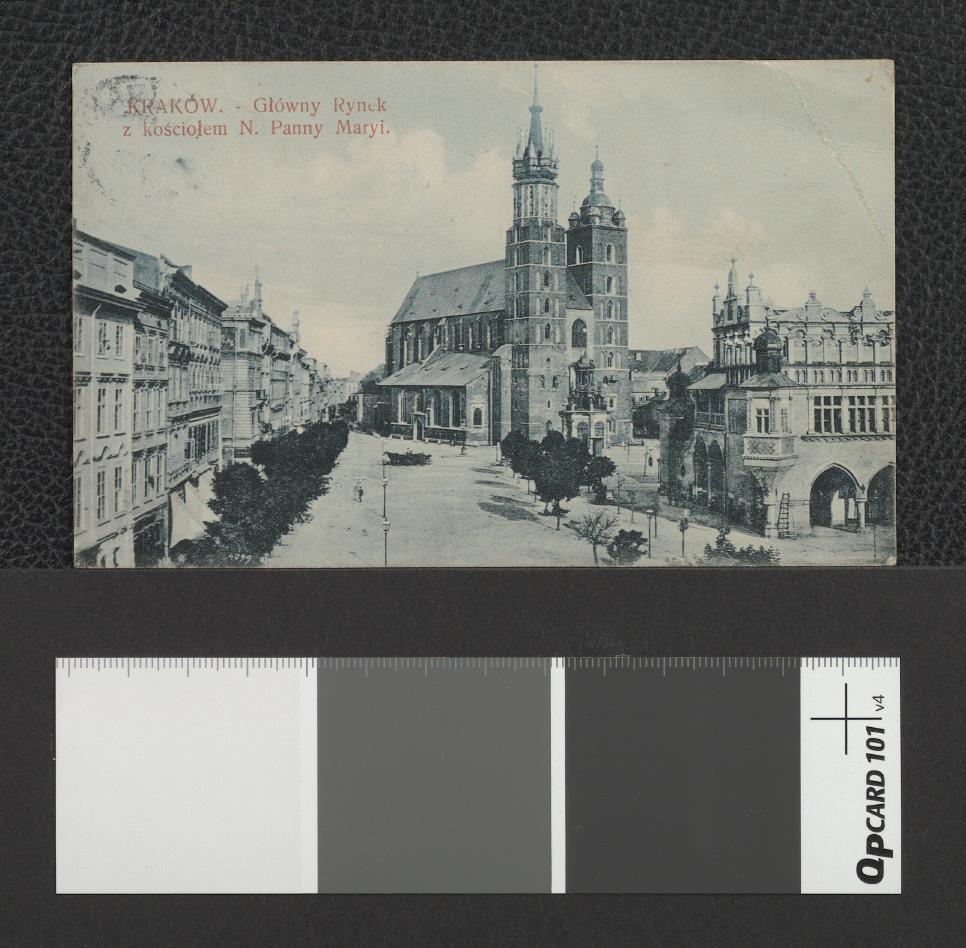 reprodukcja fotografii w formie pocztówki przedstawiająca Rynek Główny Starego Miasta przed kościołem Mariackim, skan 1