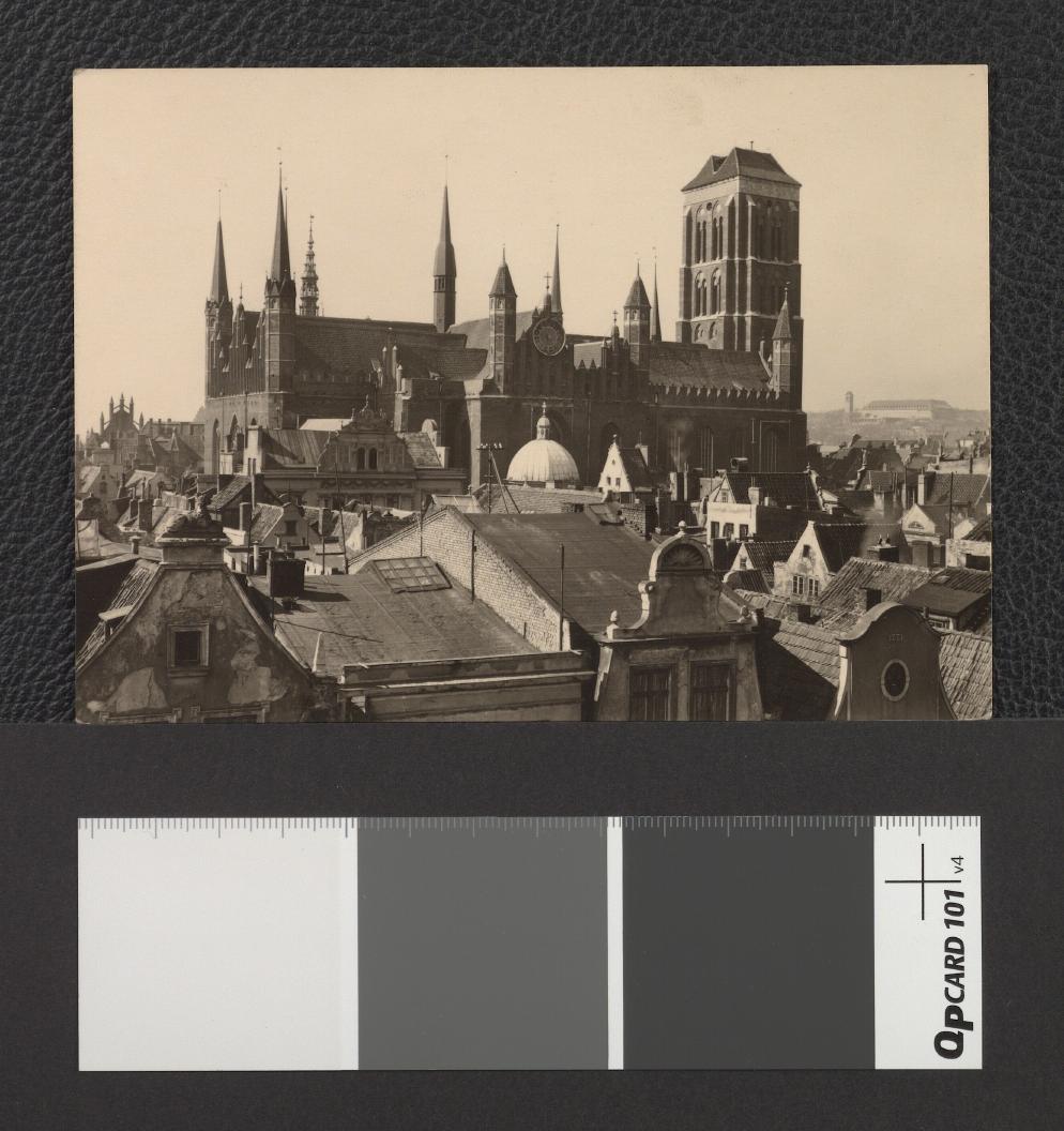 niemieckojęzyczna pocztówka przedstawiająca widok bazyliki mariackiej od strony zachodniej; prawdopodobnie połowa lat 30-tych XX wieku, skan 1