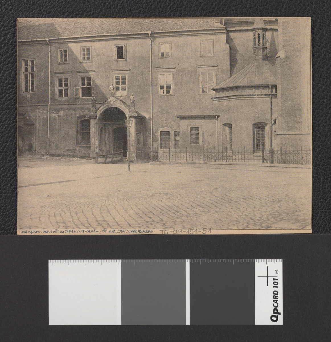 wycinek z „Rocznik Krakowski”, XVII zawierający reprodukcję fotografii czarno-białej; przedstawia zakątek pod kościołem franciszkanów, skan 1