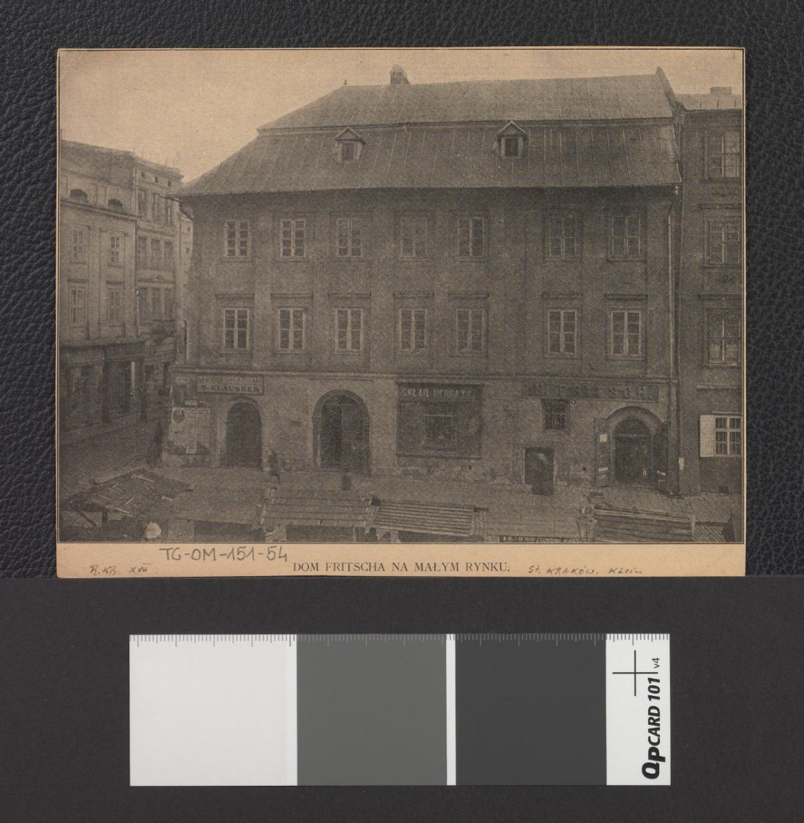 wycinek z „Rocznik Krakowski”, XVII zawierający reprodukcję fotografii czarno-białej; przedstawia tzw. dom Fritscha na tzw. Małym Rynku, skan 1