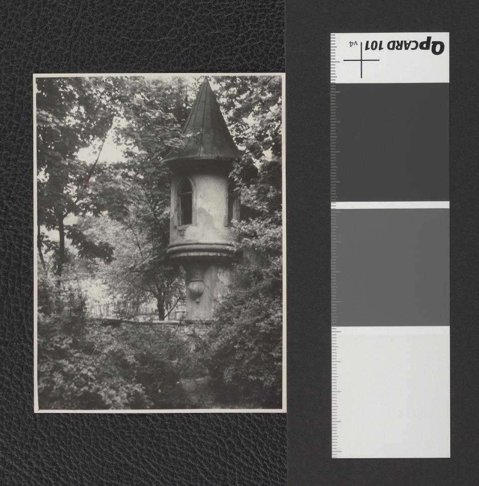 wieżyczka w ramach zabudowy parkowej, skan 1