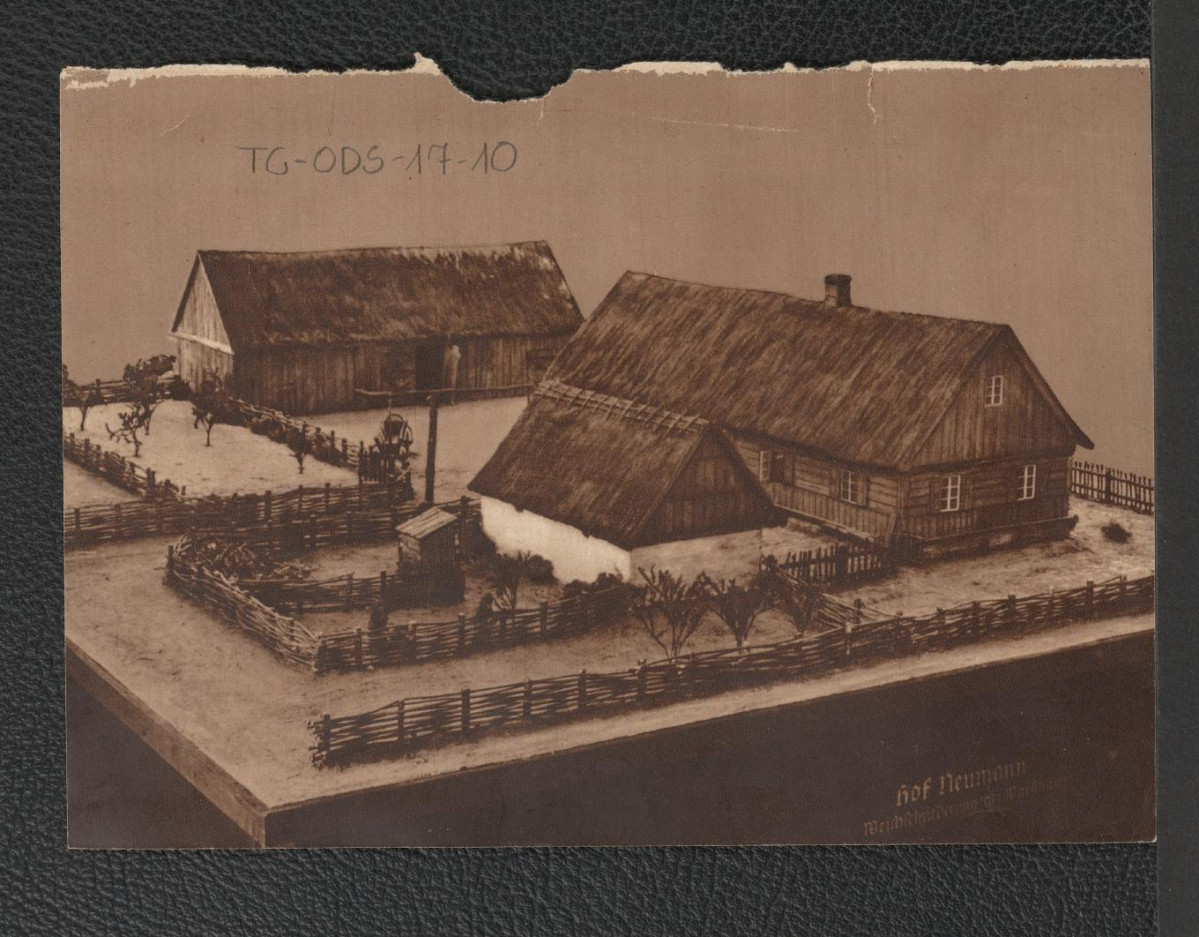 wycinek z niemieckojęzycznego wydawnictwa prezentujący model zabudowań wiejskich, skan 1