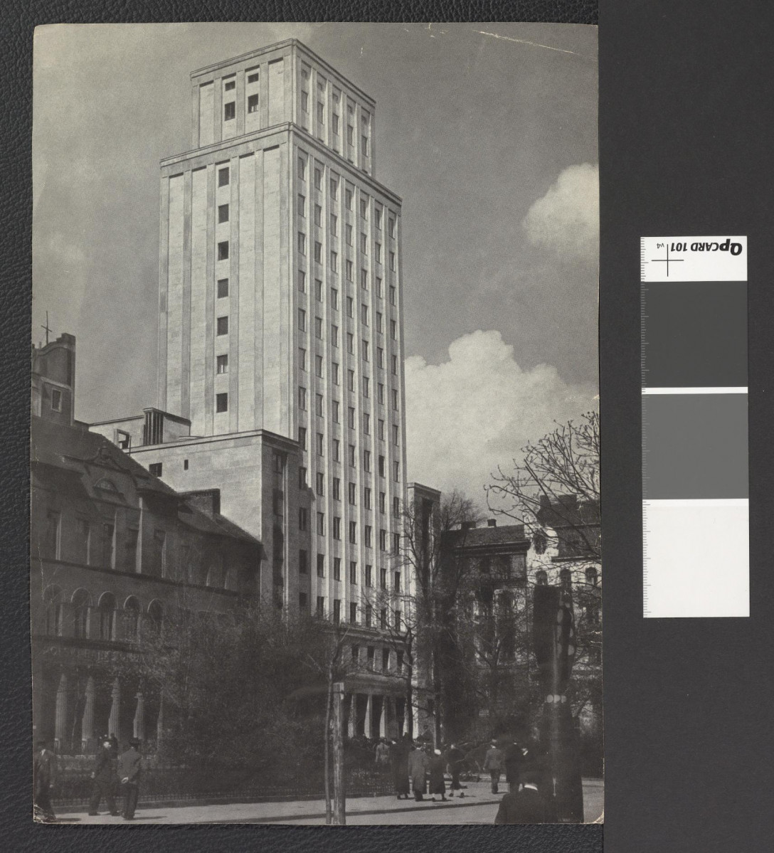 hotel „Warszawa” przy Placu Napoleona; obecnie Plac Powstańców Warszawy (wycinek z publikacji tematycznej zawierający dwubarwną reprodukcję fotografii wykonanej przed 1939 rokiem), skan 1