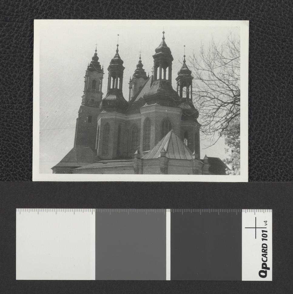 przedstawia zwieńczenie katedry poznańskiej; fotografia prawdopodobnie z 1958 r., skan 1