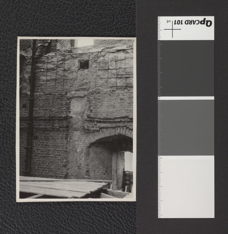 wnętrze wieży katedralnej po przejściu Sowietów, skan 1