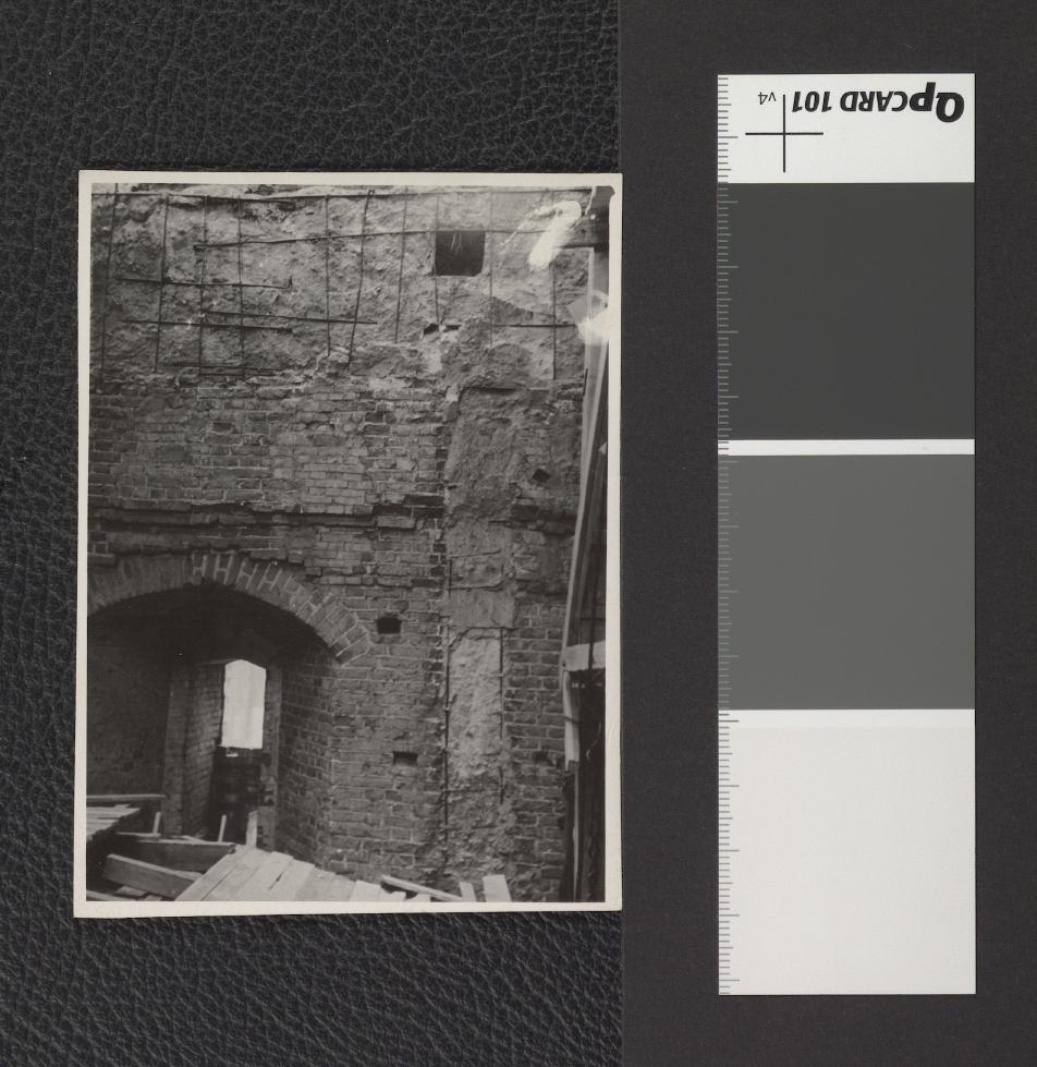 wnętrze wieży katedralnej po przejściu Sowietów, skan 3