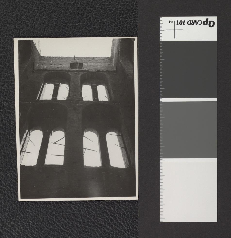 wnętrze wieży katedralnej po przejściu Sowietów, skan 5