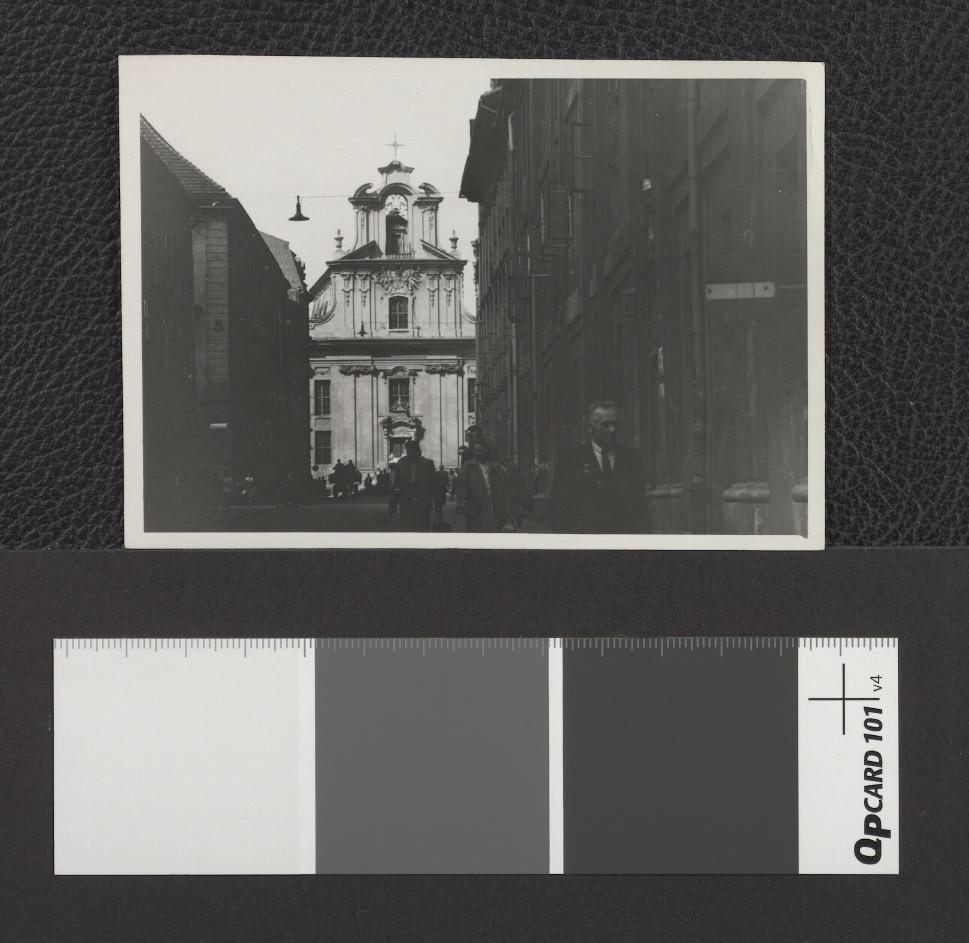 uliczka prowadząca do kościoła Przemienia Pańskiego, skan 1