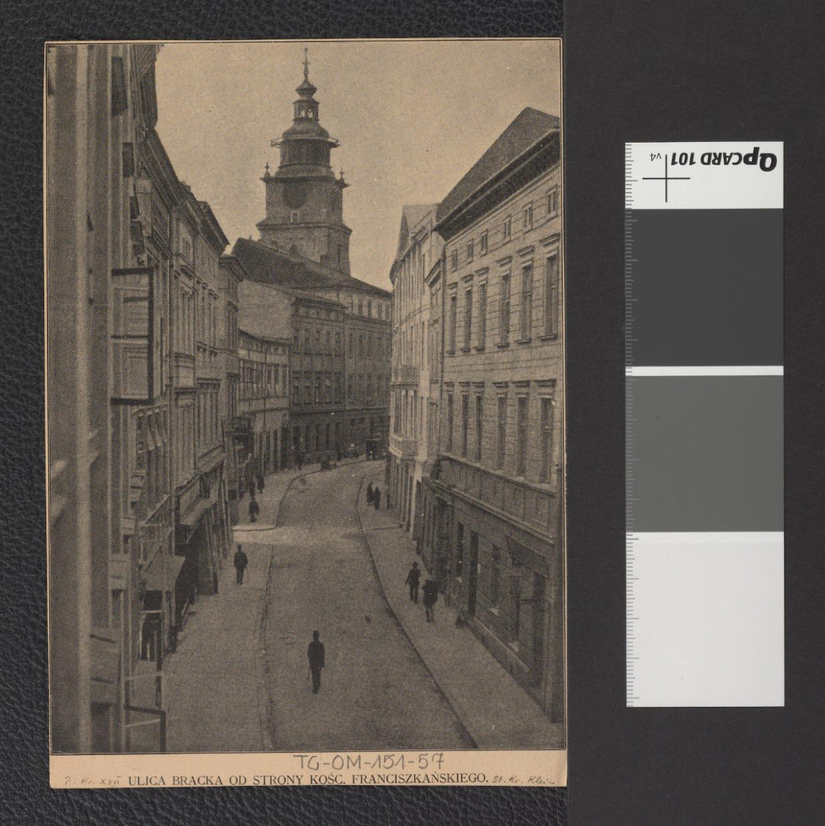 wycinek z „Rocznik Krakowski”, XVII zawierający reprodukcję fotografii czarno-białej; przedstawia ul. Bracką od strony kościoła franciszkańskiego, skan 1