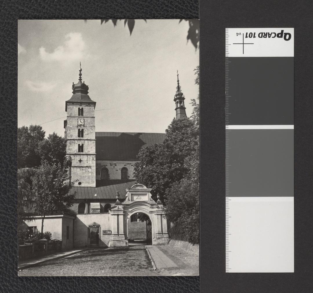 kolegiata romańska z drugiej połowy XII wieku (fotografia dwubarwna w formie pocztówki), skan 1