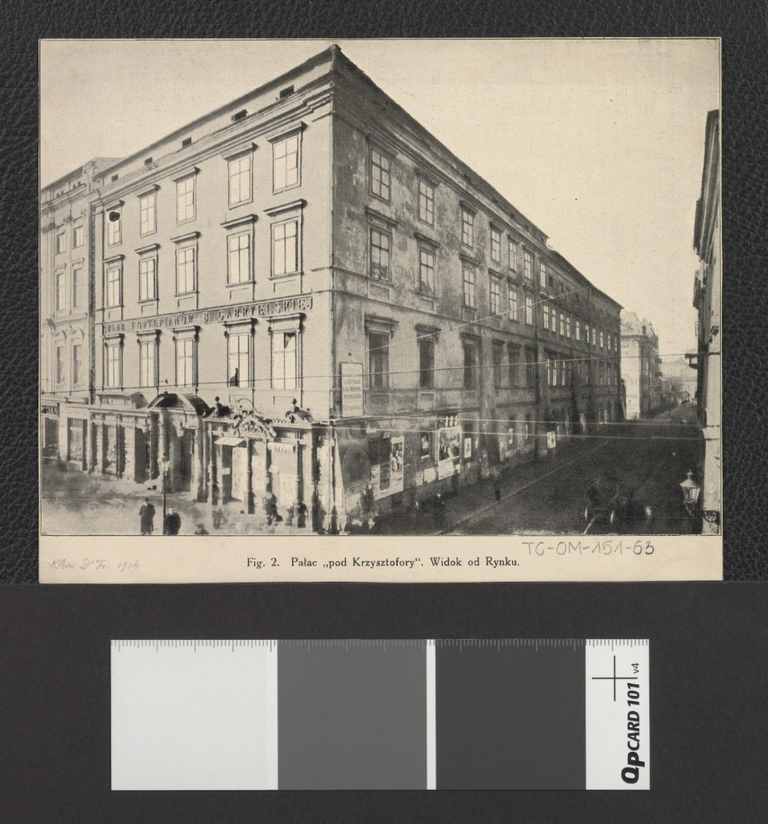 wycinek zawierający reprodukcję fotografii czarno-białej; przedstawia tzw. Pałac "Pod Krzysztofory"; widok od rynku, skan 1