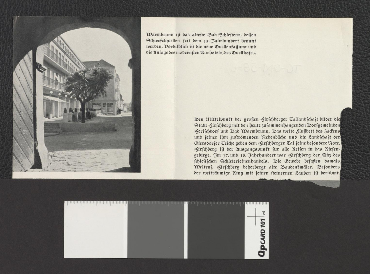 fragment niemieckojęzycznego foldera informacyjnego zawierjącego dwubarwną reprod. fotografii ukazującej fragment miejscowego zdrojowiska, skan 2