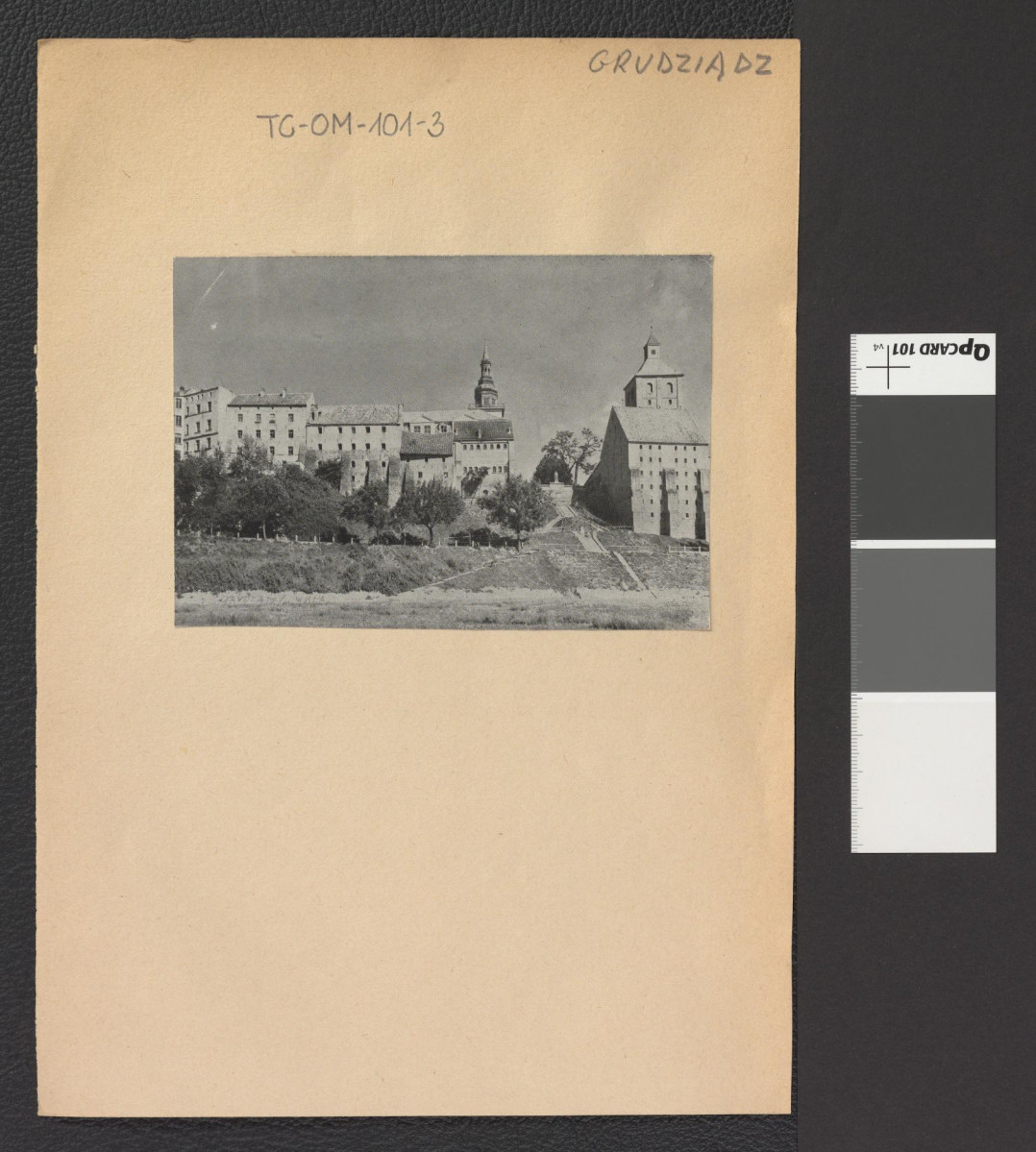 wycinek z niemieckojęzycznej publikacji wydanej między sierpniem 1941 r. a lutym 1944 zawierający dwubarwną reprodukcję fotografii przedstawiającej widok na ogrody; w tle zabudowania miejskie, skan 1