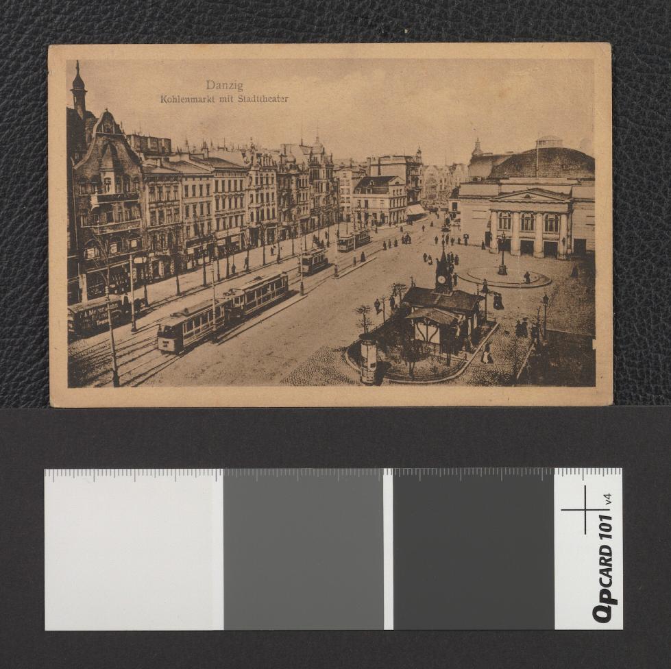 niemieckojęzyczna pocztówka przedstawiająca widok Długiego Targu i Teatru Miejskiego; prawdopodobnie przed rokiem 1919, skan 1