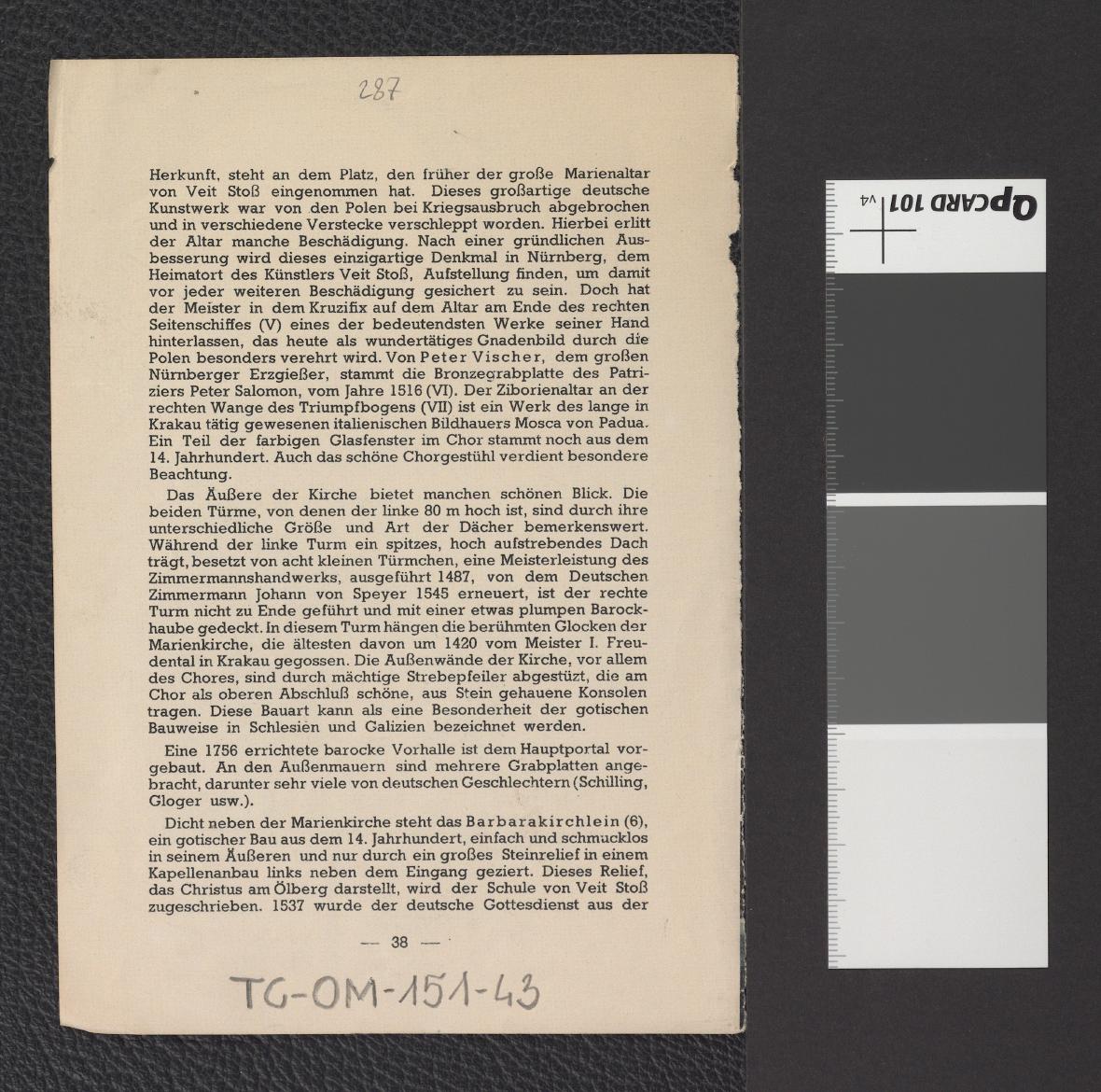 wycinek zawierający reprodukcję dwubarwnej fotografii przedstawiającej widok na elewację frontową kościoła mariackiego od strony Sukiennic, skan 2