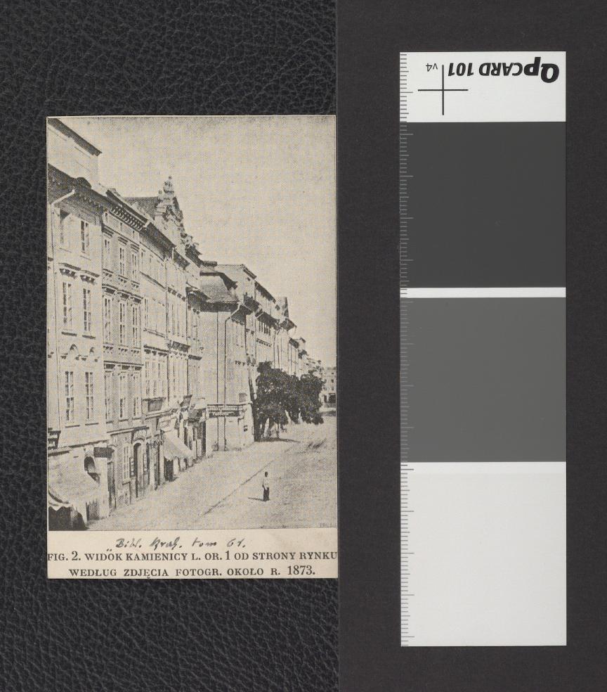 wycinek z „Bibliografia Krakowska” t. 61 zawierający dwubarwną reprodukcję fotografii z ok. 1873 r. zawierającej widok kamienicy L. or. 1 od strony Rynku, skan 1