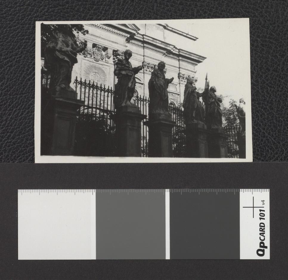 ogrodzenie i elewacja frontowa kościoła św. Piotra i Pawła, skan 1