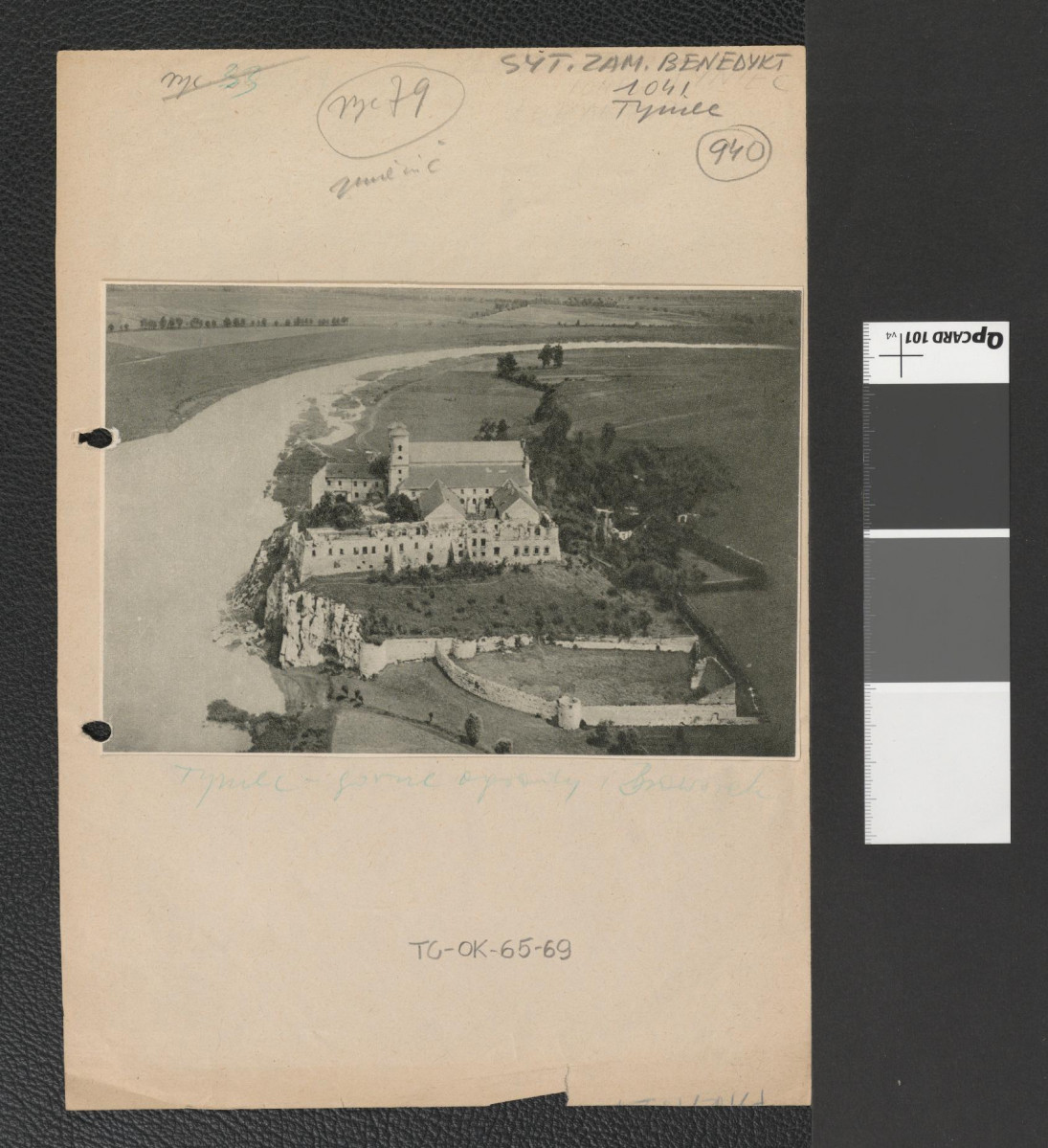 wycinek z publikacji tematycznej zawierający reprodukcję dwubarwnej fotografii ukazującej benedyktyński klasztor w Tyńcu z tzw. "lotu ptaka", skan 1