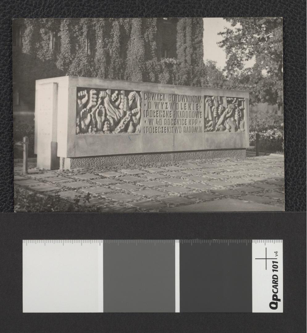 tablica-pomnik ku czci Bojowników o Wyzwolenie przed siedzibą Prezydium Miejskiej Rady Narodowej (fotografia dwubarwna w formie pocztówki), skan 1
