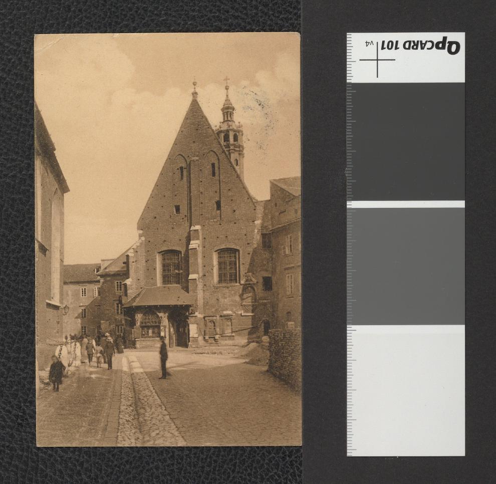 reprodukcja fotografii w formie pocztówki przedstawiająca kościół św. Barbary, skan 1