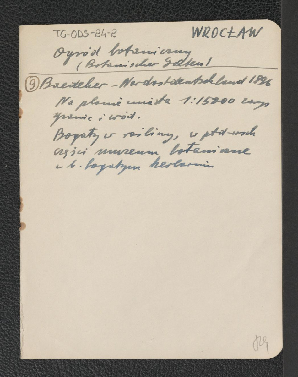 wypis z Baedeker, Nordost-Deutschland, 1896 wzmiankujący plan miasta w skali 1:15000 oraz jego południowo-wschodnią część z muzeum botanicznym i bogatym herbarium, skan 1