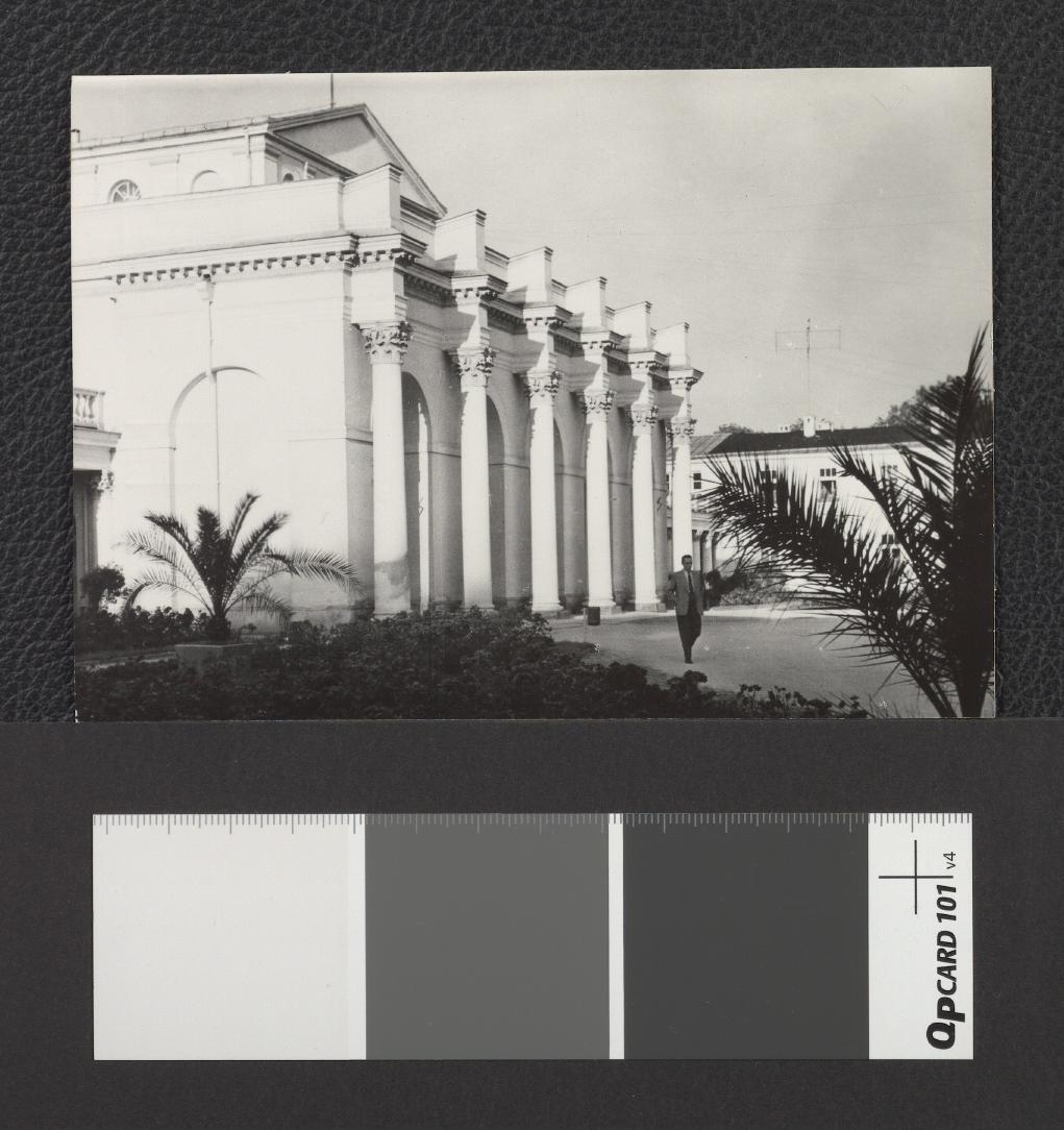 fotografia czarno-biała w formie pocztówki; przedstawia fragment Łazienek wzniesionych według planów Henryka Marconiego z pierwszej połowie XIX w., skan 1