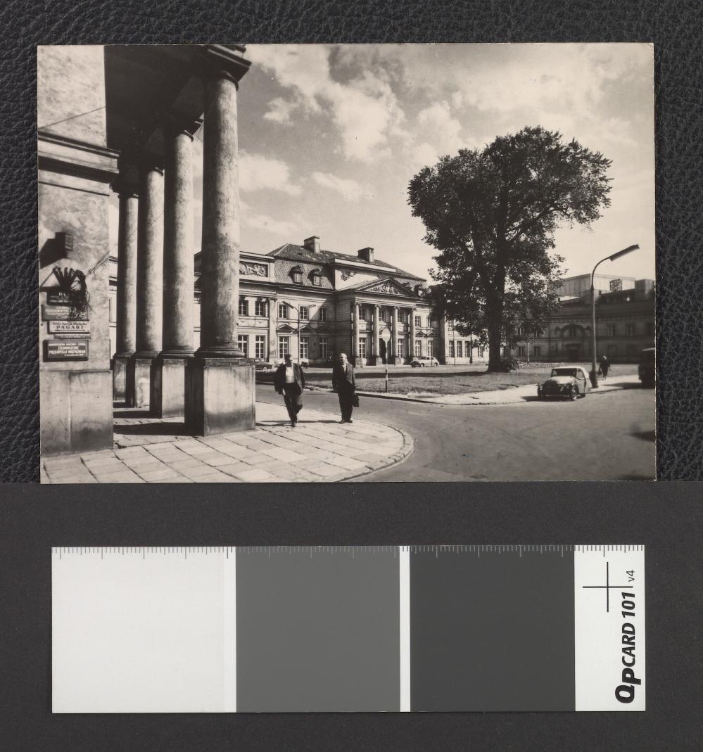 Pałac Prymasowski z XVII wieku przebudowany w stylu klasycystycznym pod koniec XVIII wieku (fotografia dwubarwna w formie pocztówki), skan 1