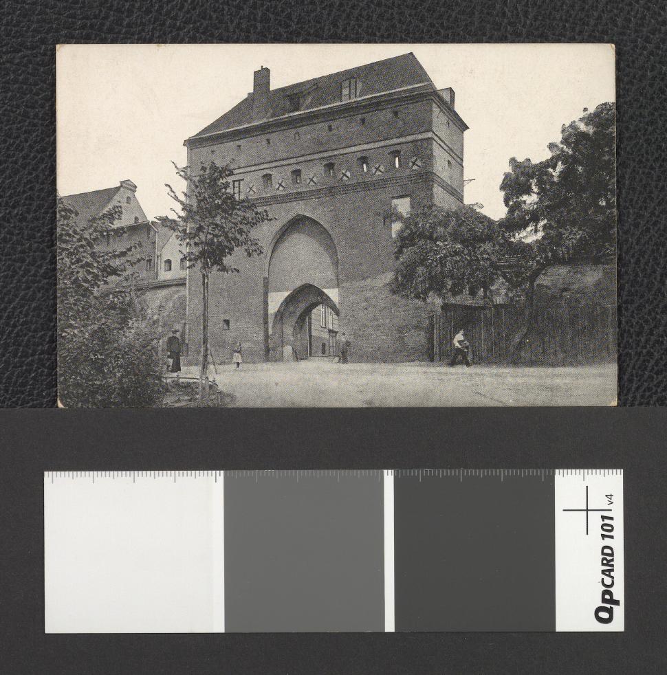 tzw. Brama Klasztorna (fotografia dwubarwna w formie niemieckojęzycznej pocztówki), skan 1