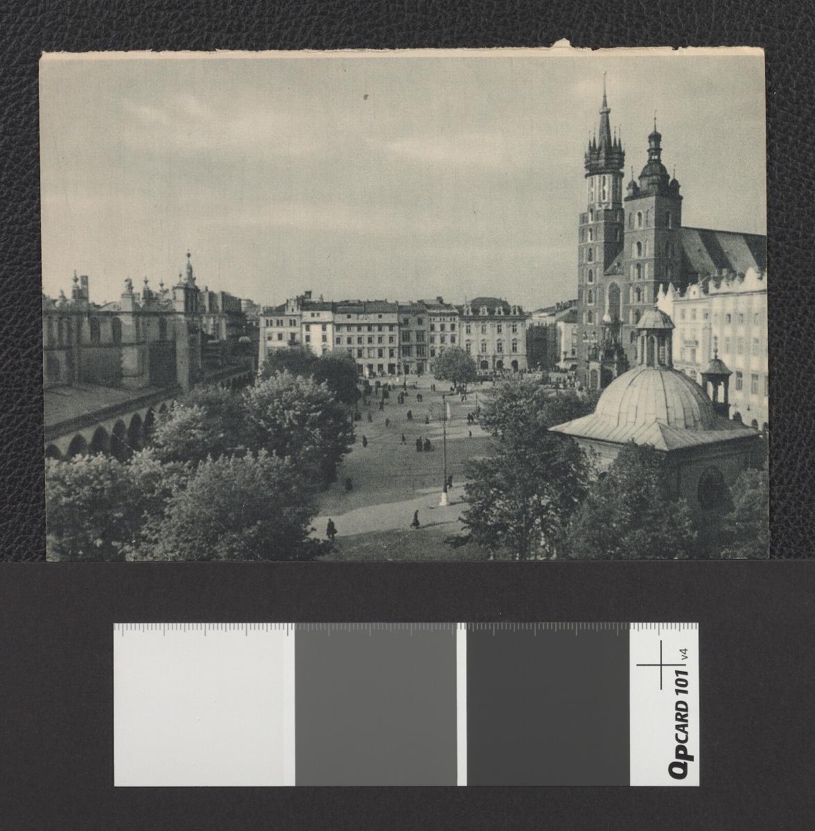 wycinek zawierający dwubarwną reprodukcję fotografii przedstawiającej widok na kościół Mariacki, kościół św. Wojciecha oraz Sukiennice, skan 1