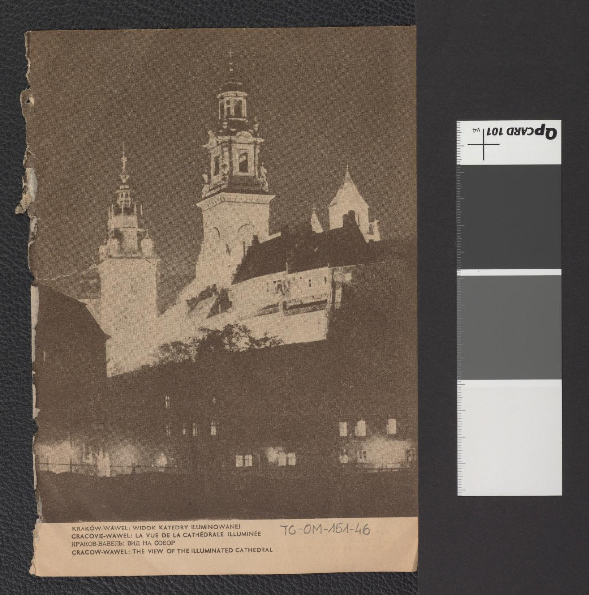 wycinek zawierający reprodukcję fotografii czarno-białej przedstawiający widok oświetlonej katedry na Wawelu, skan 1
