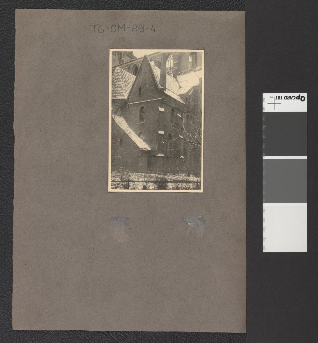 fragment ogrodu za kościołem w tle, skan 1