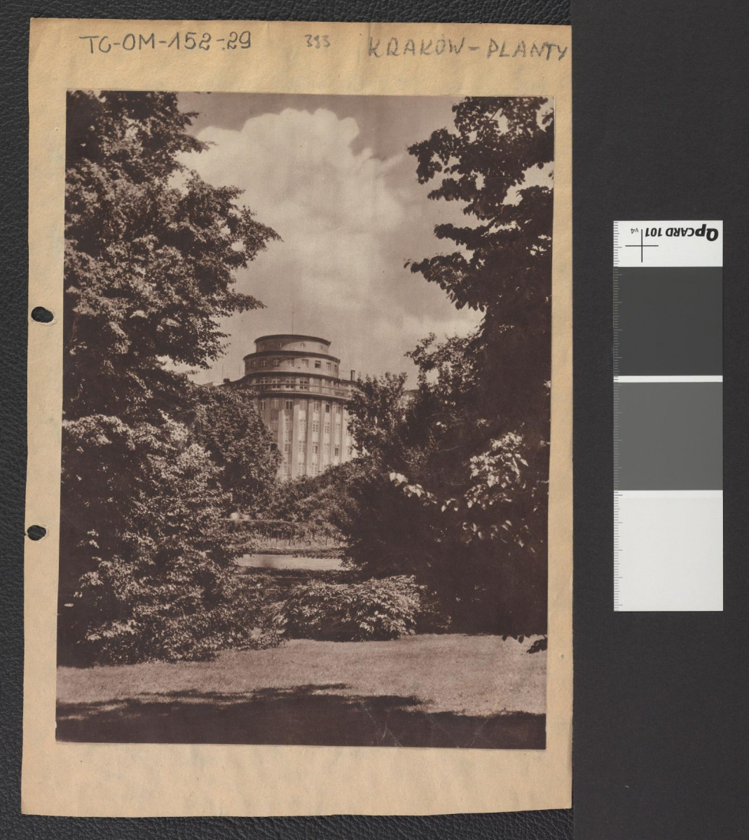 wycinek z publikacji zawierającej czarno-białą reprodukcję fotografii przedstawiającej widok na fragment Plant; w głębi widoczny budynek siedziby Towarzystwa Ubezpieczeniowego Feniks, skan 1