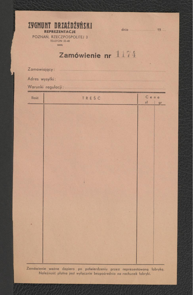 odsyłacz do Orłowicz M., Ilustrowany przewodnik po poznańskiem, Lwów-Warszawa 1920, s. 98 wzmiankujący niewielki park nieopodal dworu oraz znajdujący się tam pomnik cesarza Fryderyka III, skan 2