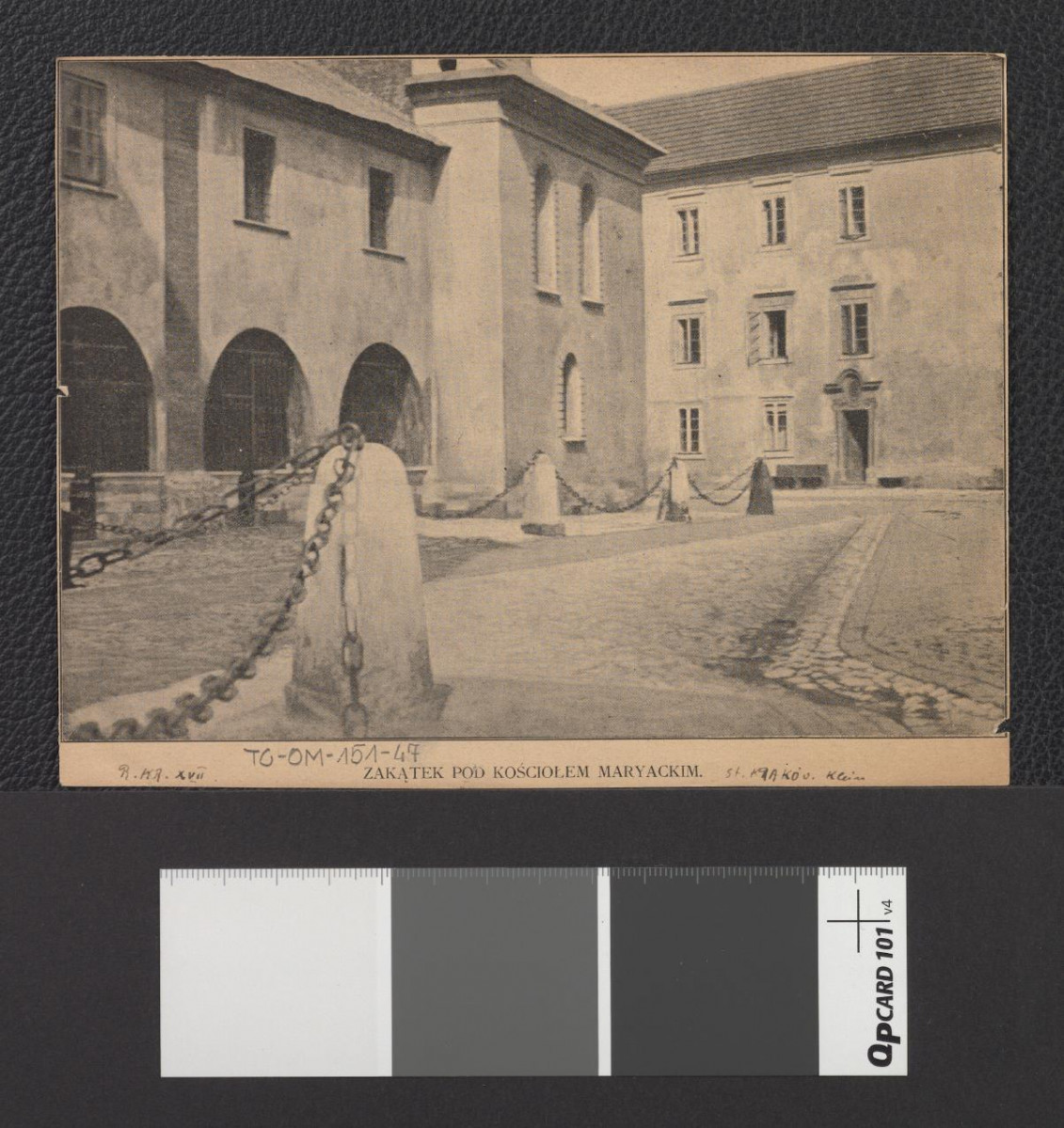 wycinek z „Rocznik Krakowski”, XVII zawierający reprodukcję fotografii czarno-białej; przedstawia zakątek pod kościołem mariackim, skan 1