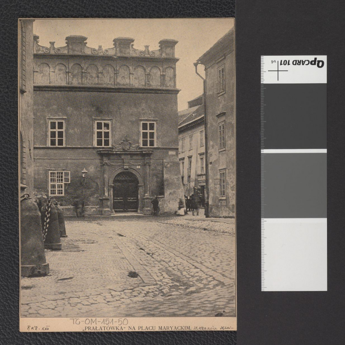 wycinek z „Rocznik Krakowski”, XVII zawierający reprodukcję fotografii czarno-białej; przedstawia tzw. Prałatówkę na Placu Mariackim, skan 1