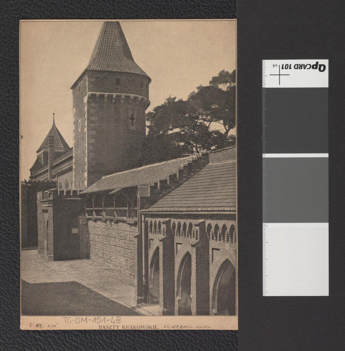 wycinek z „Rocznik Krakowski”, XVII zawierający reprodukcję fotografii czarno-białej; przedstawia baszty krakowskie, skan 1