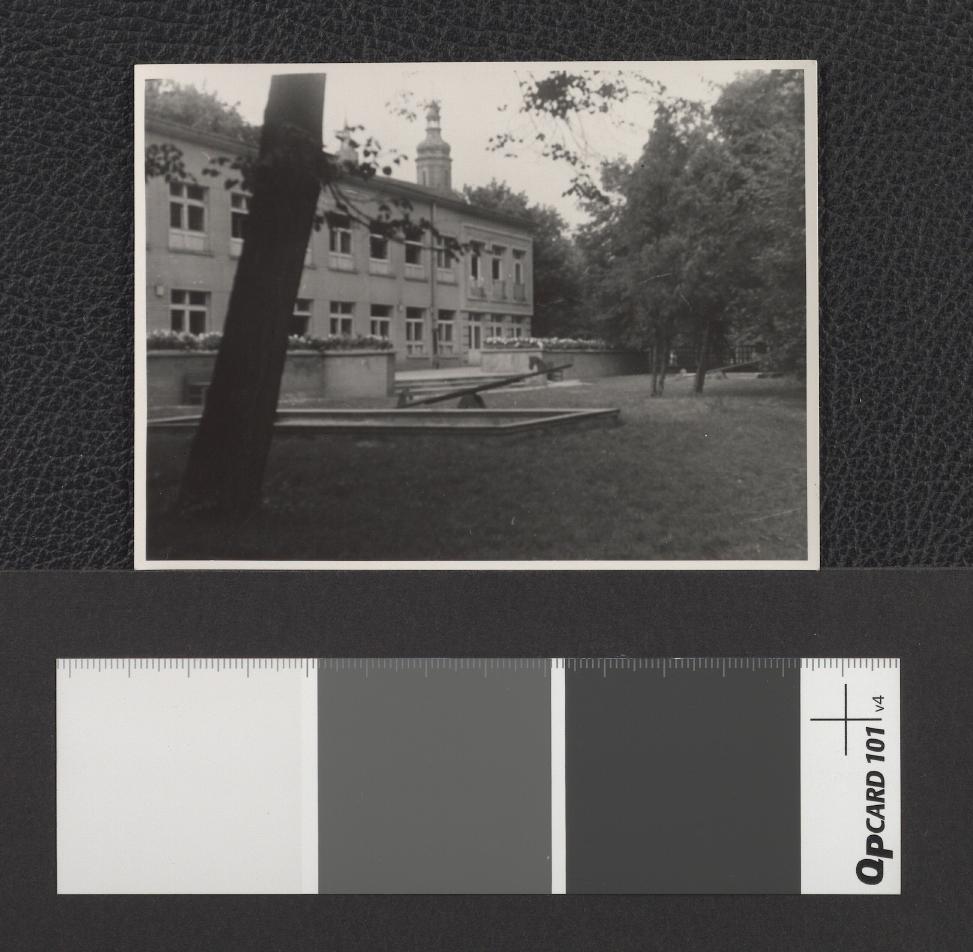 fragment parku przy jednej z placówek edukacyjnych, skan 1