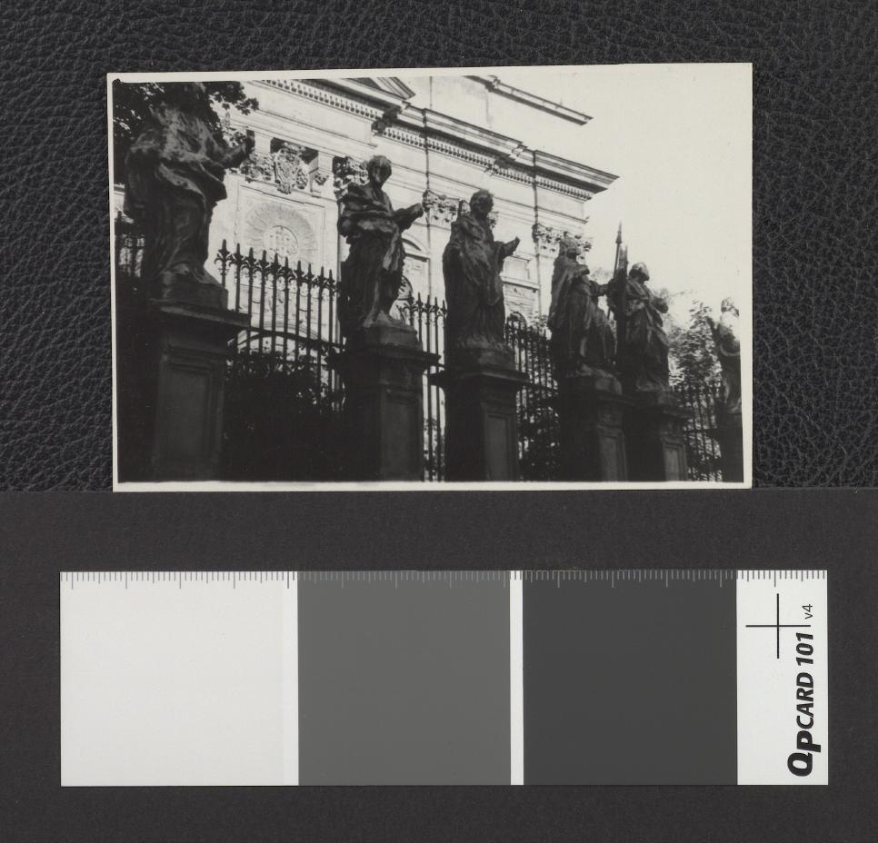 ogrodzenie kościoła jezuitów zwieńczone rzeźbami figuratywnymi apostołów i świętych, skan 1