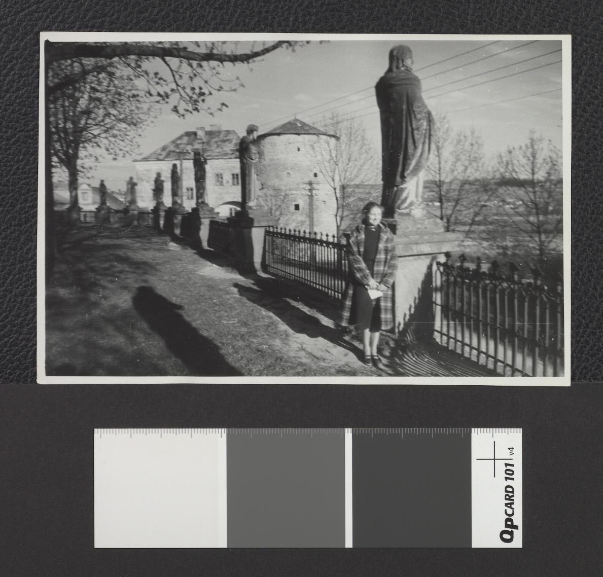 ogrodzenie zwieńczone figurami zakonników i świętych, skan 2