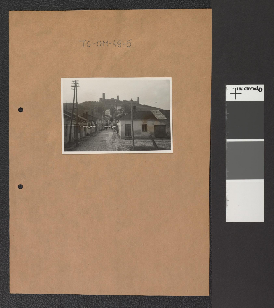 zabudowania miejskie z widocznym w tle zamkiem, skan 1