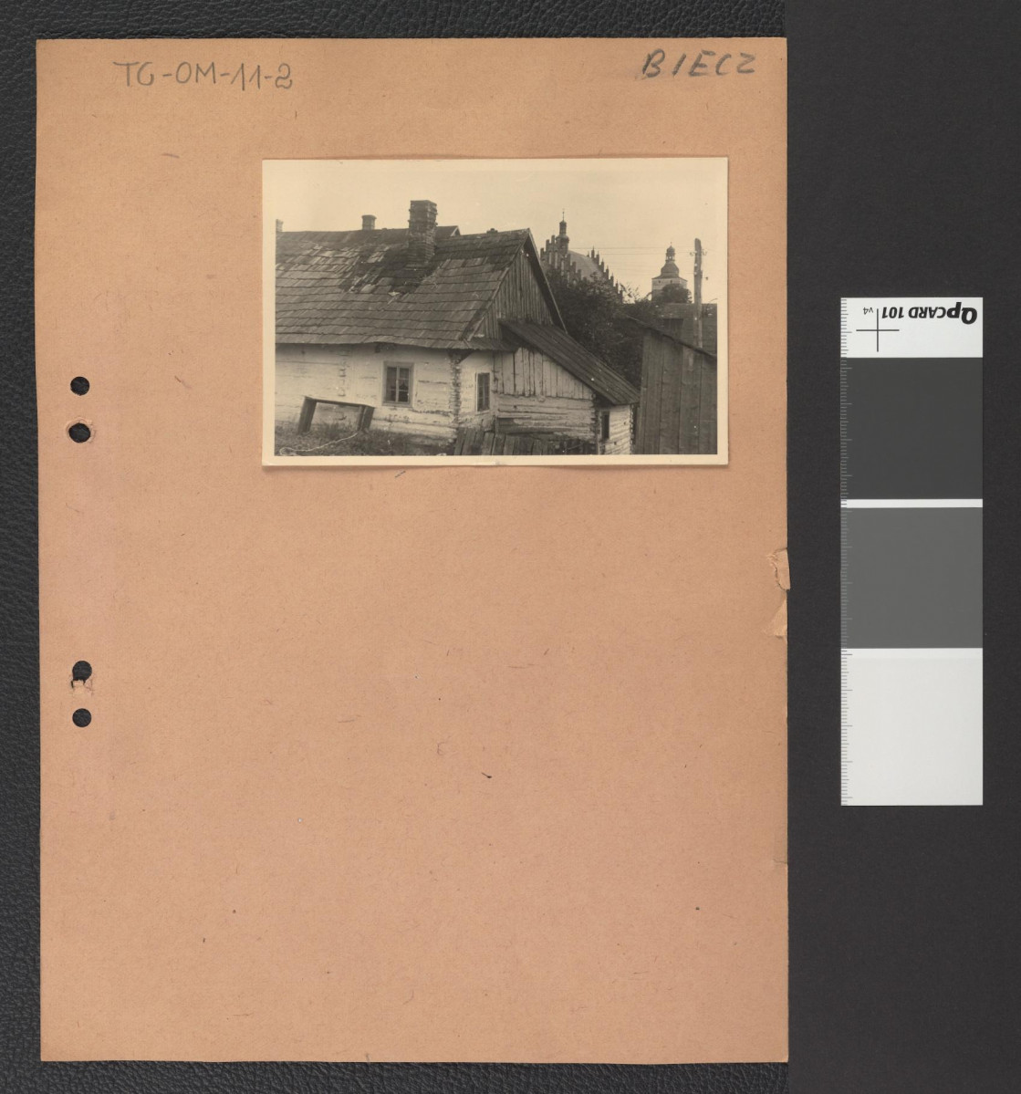 fragment drewnianej zabudowy z widocznym od północnego-wschodu kościołem, skan 1